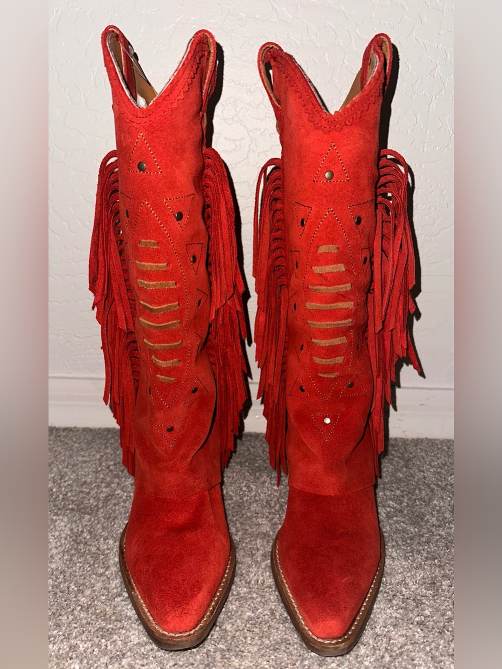NWOT- floor sample. Dingo Spirit Trail Red Suede Fringe Western Boots Sz 6.